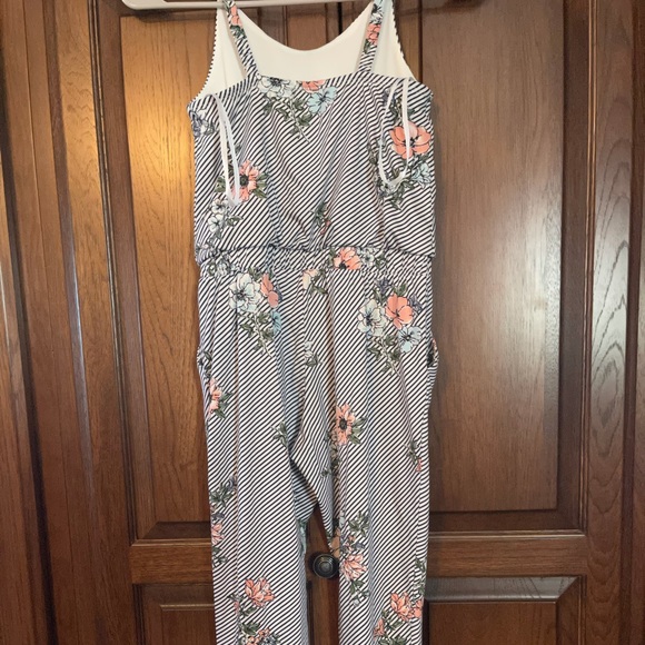 Not sure what brand this is but was bought at Kohl’s. It’s a size 8. - Picture 2 of 2